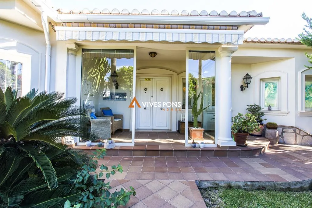 Villa con vistas abiertas al mar y muy soleada, Dénia