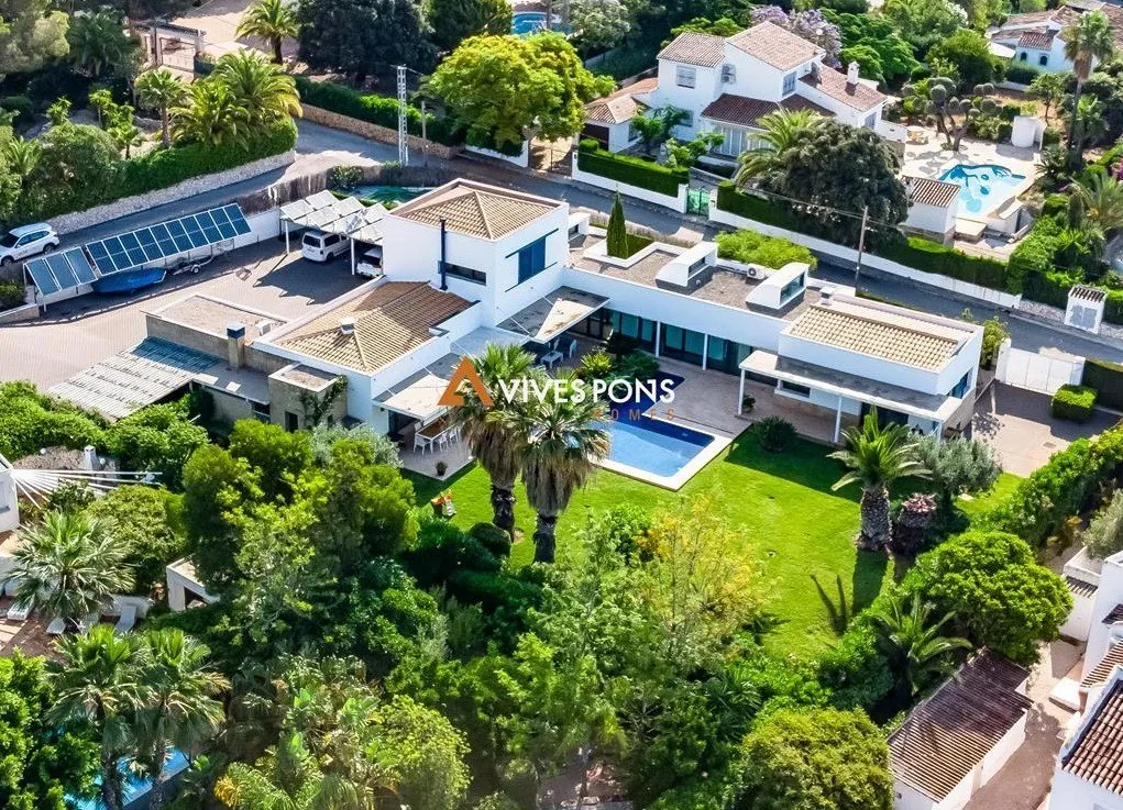 Villa moderna excelentemente ubicada a los pies del Montgó, Jávea
