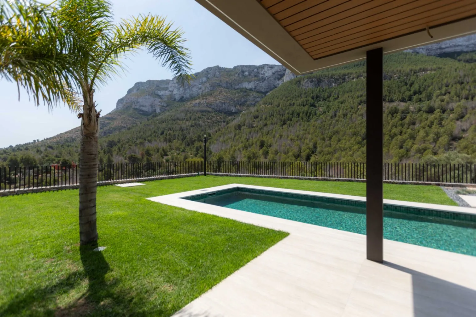 Vivienda contemporánea en una planta integrada con el entorno natural del Montgó