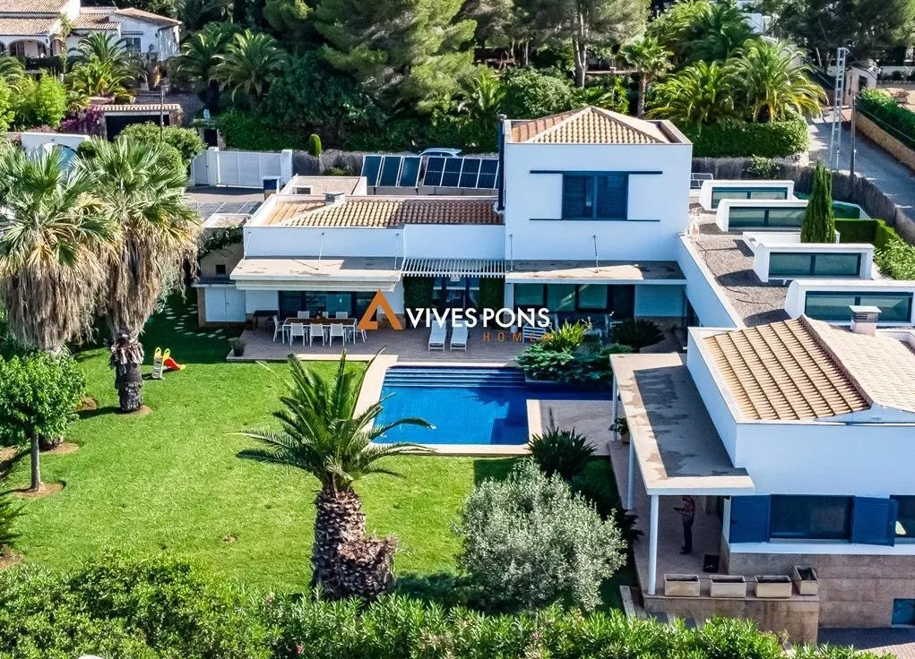 Villa moderna excelentemente ubicada a los pies del Montgó, Jávea