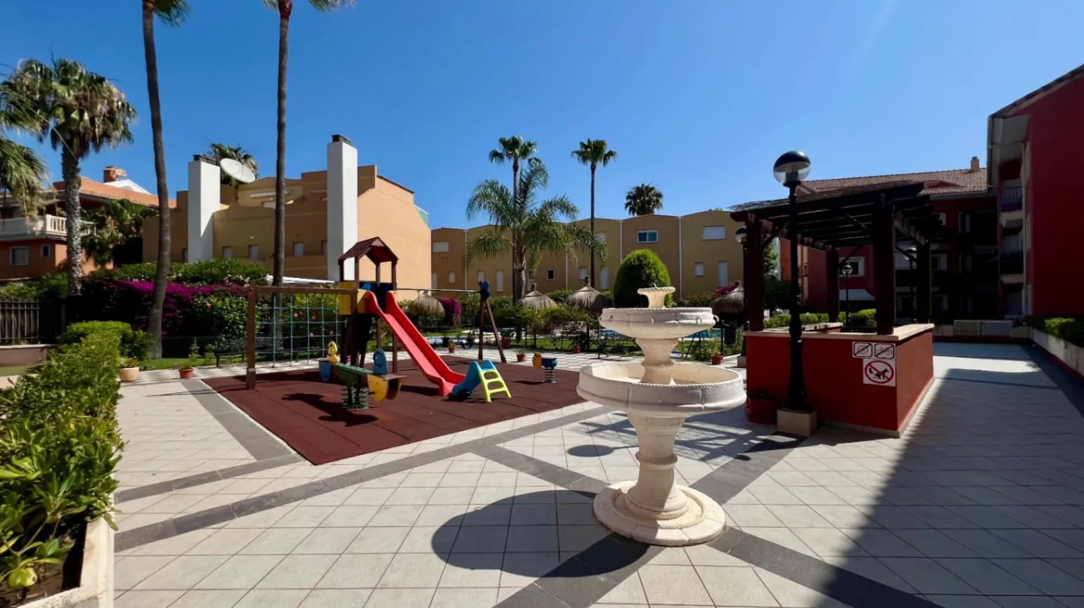 Luminoso apartamento de 3 habitaciones con terraza, piscina y licencia turística - A solo 5 minutos a pie de la playa de Arenal.