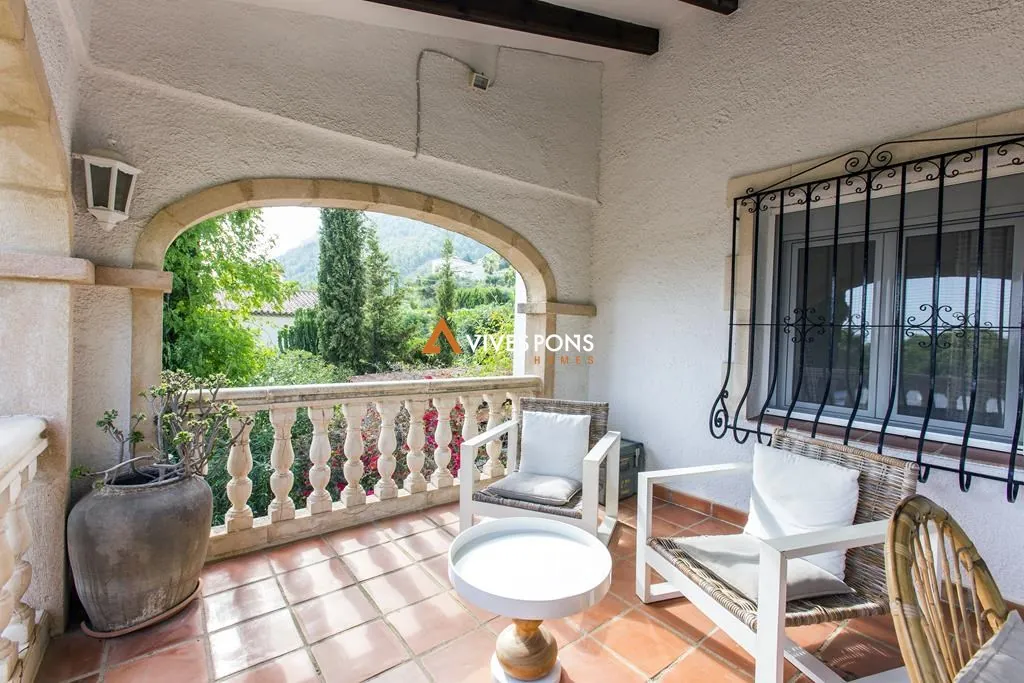 Villa con cinco dormitorios y estudio independiente