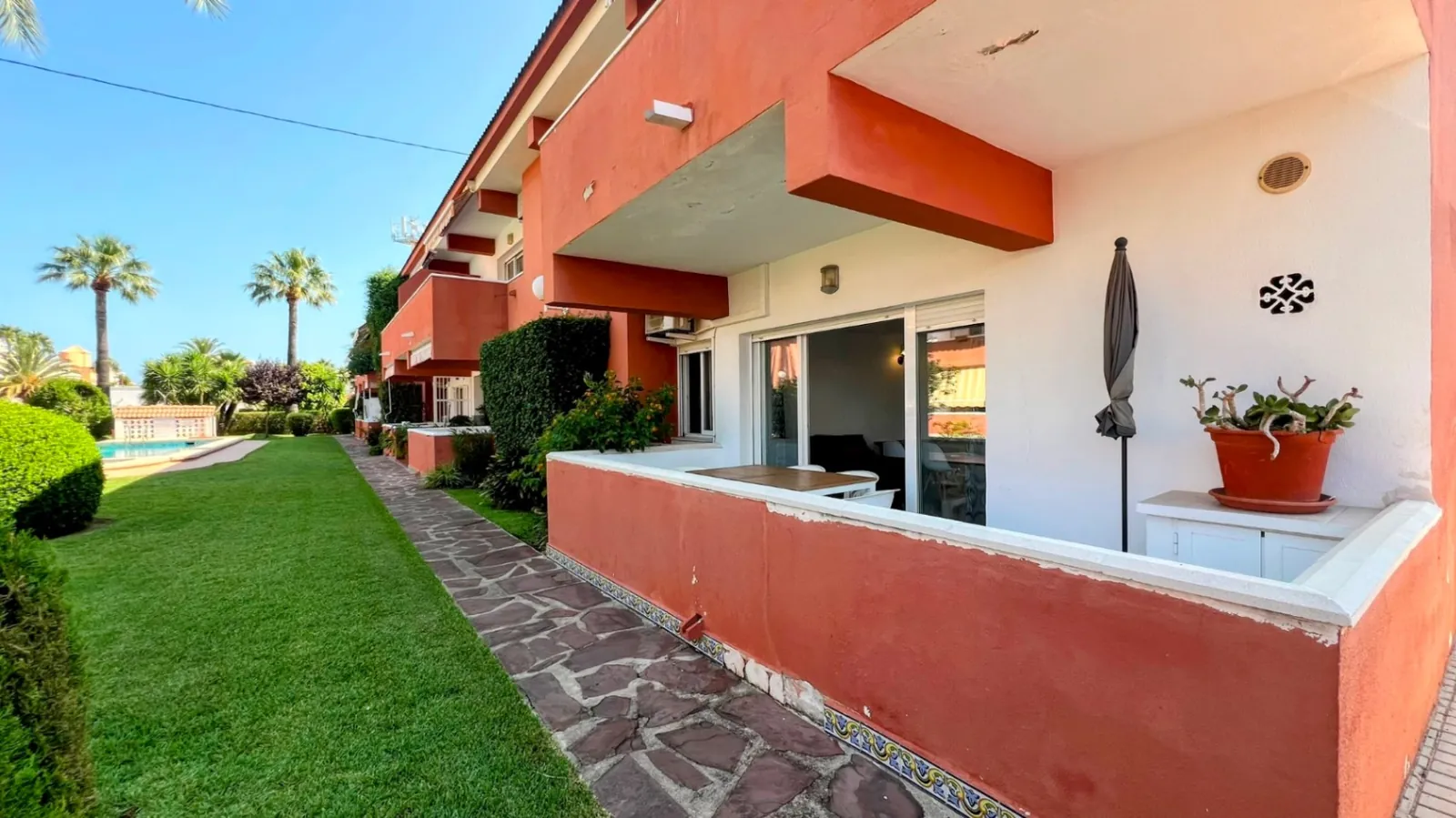 Elegante apartamento de 3 habitaciones con terraza y parking a solo 250 m de la playa.