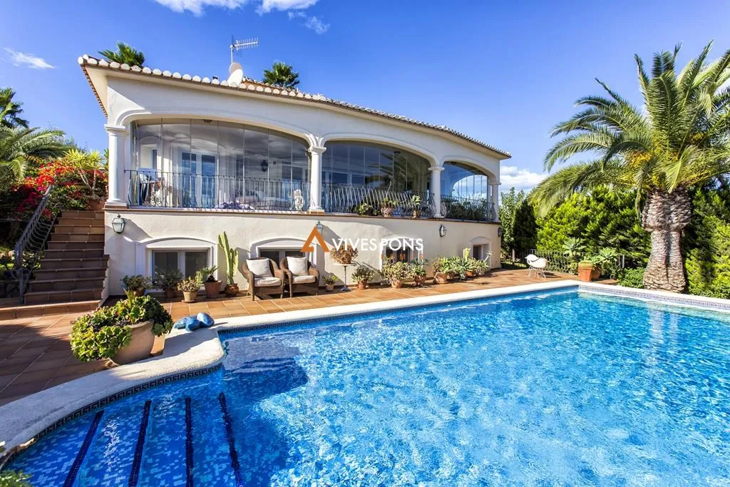 Villa con vistas abiertas al mar y muy soleada, Dénia