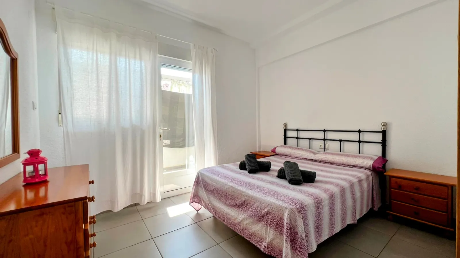 Elegante apartamento de 3 habitaciones con terraza y parking a solo 250 m de la playa.