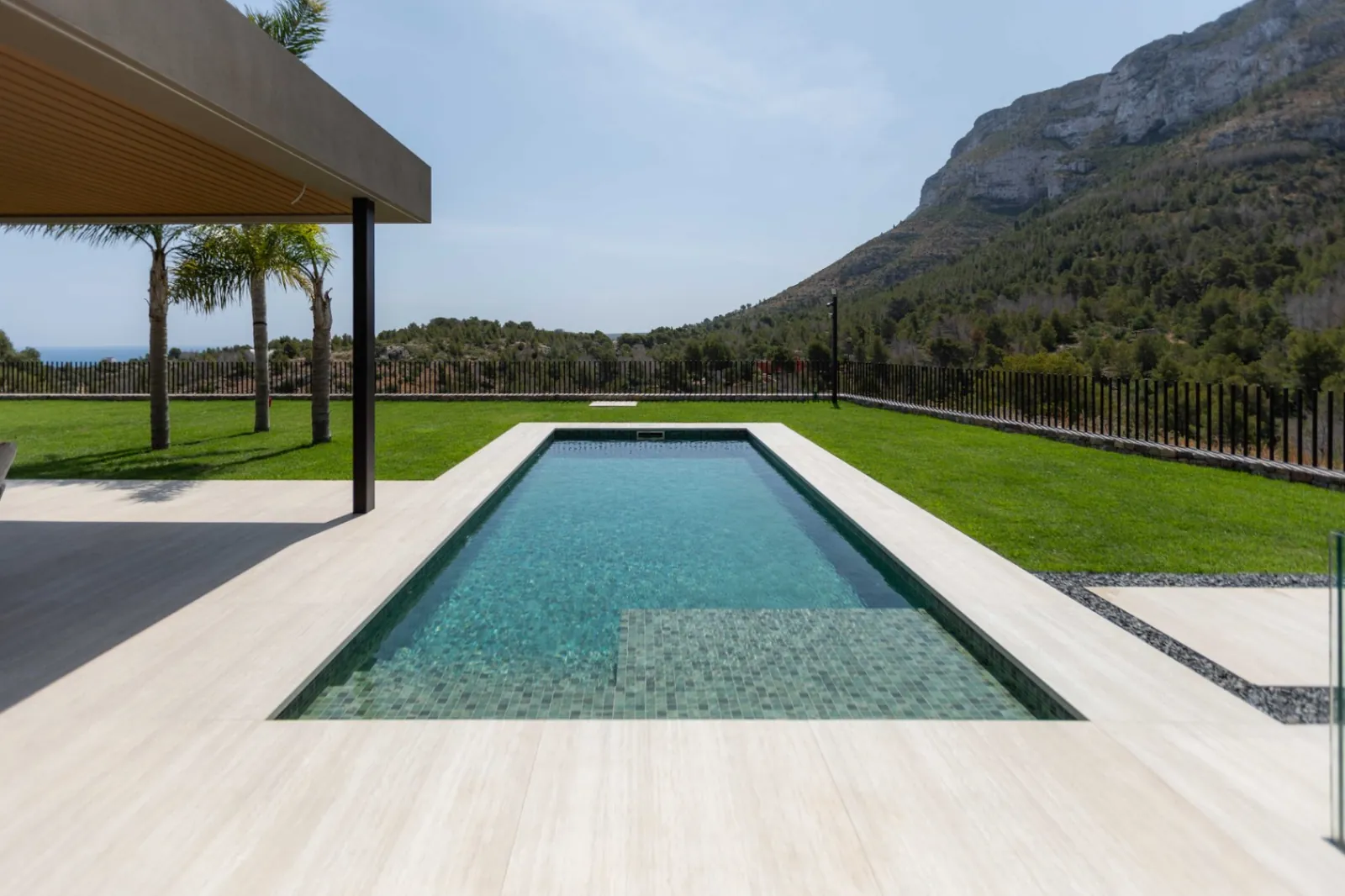 Vivienda contemporánea en una planta integrada con el entorno natural del Montgó