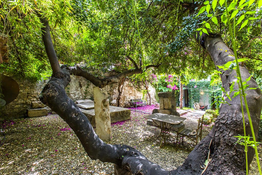Casa de pueblo de dos plantas y con extenso patio interior, Dénia