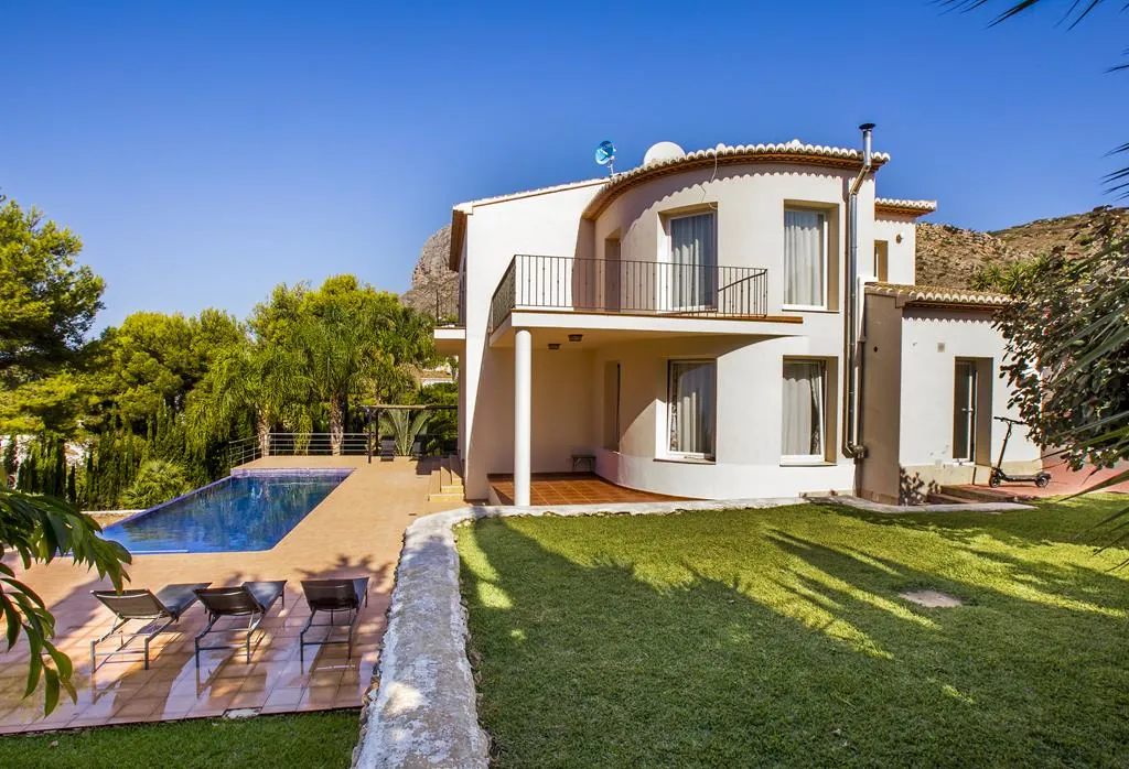 Villa con 4 dormitorios, vistas al Montgó y muy bien ubicada, en Jávea