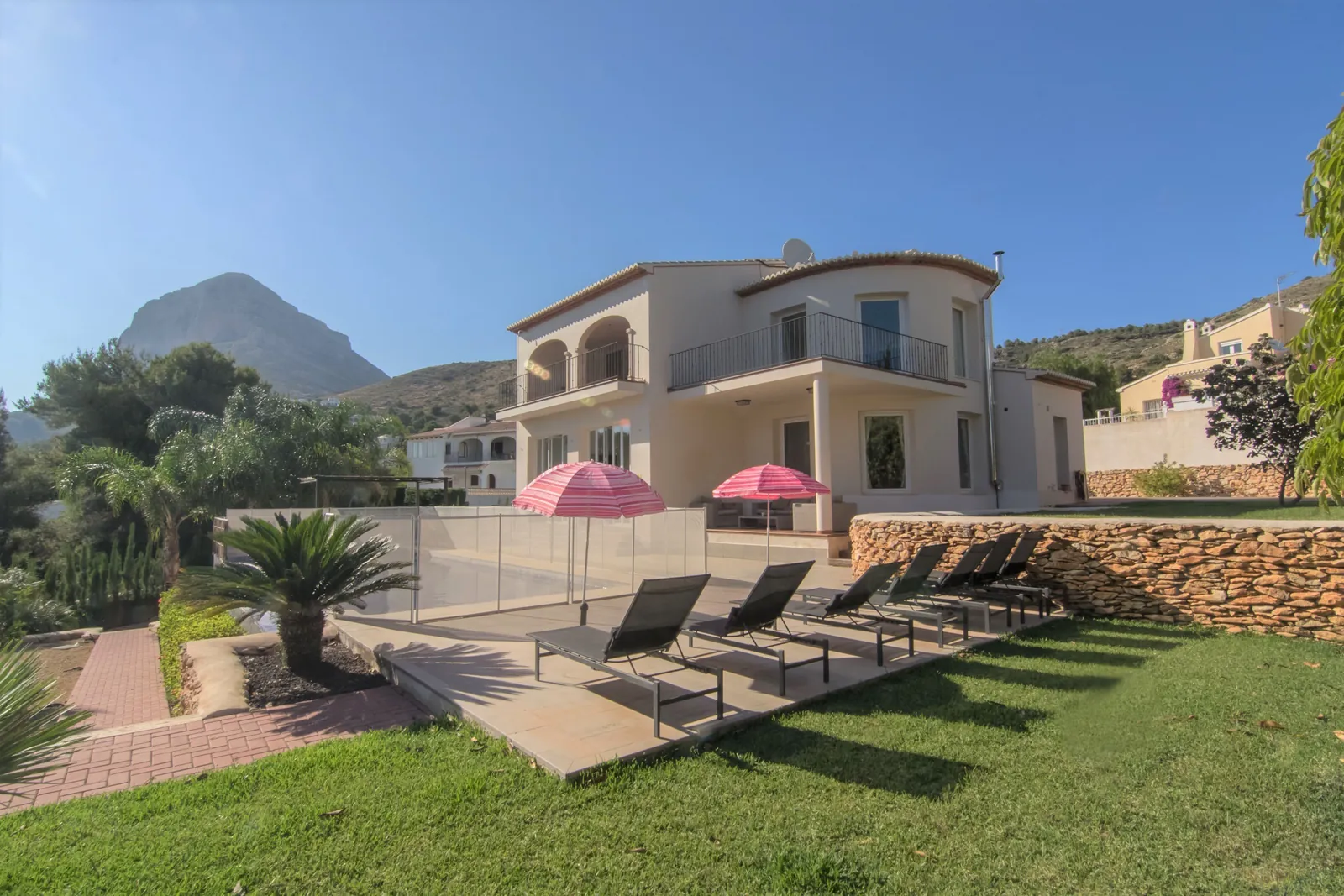 Villa con 4 dormitorios, vistas al Montgó y muy bien ubicada, en Jávea