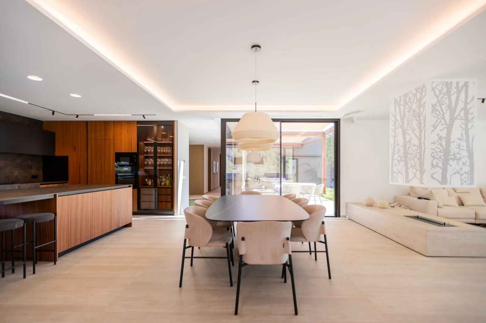 Vivienda contemporánea en una planta integrada con el entorno natural del Montgó