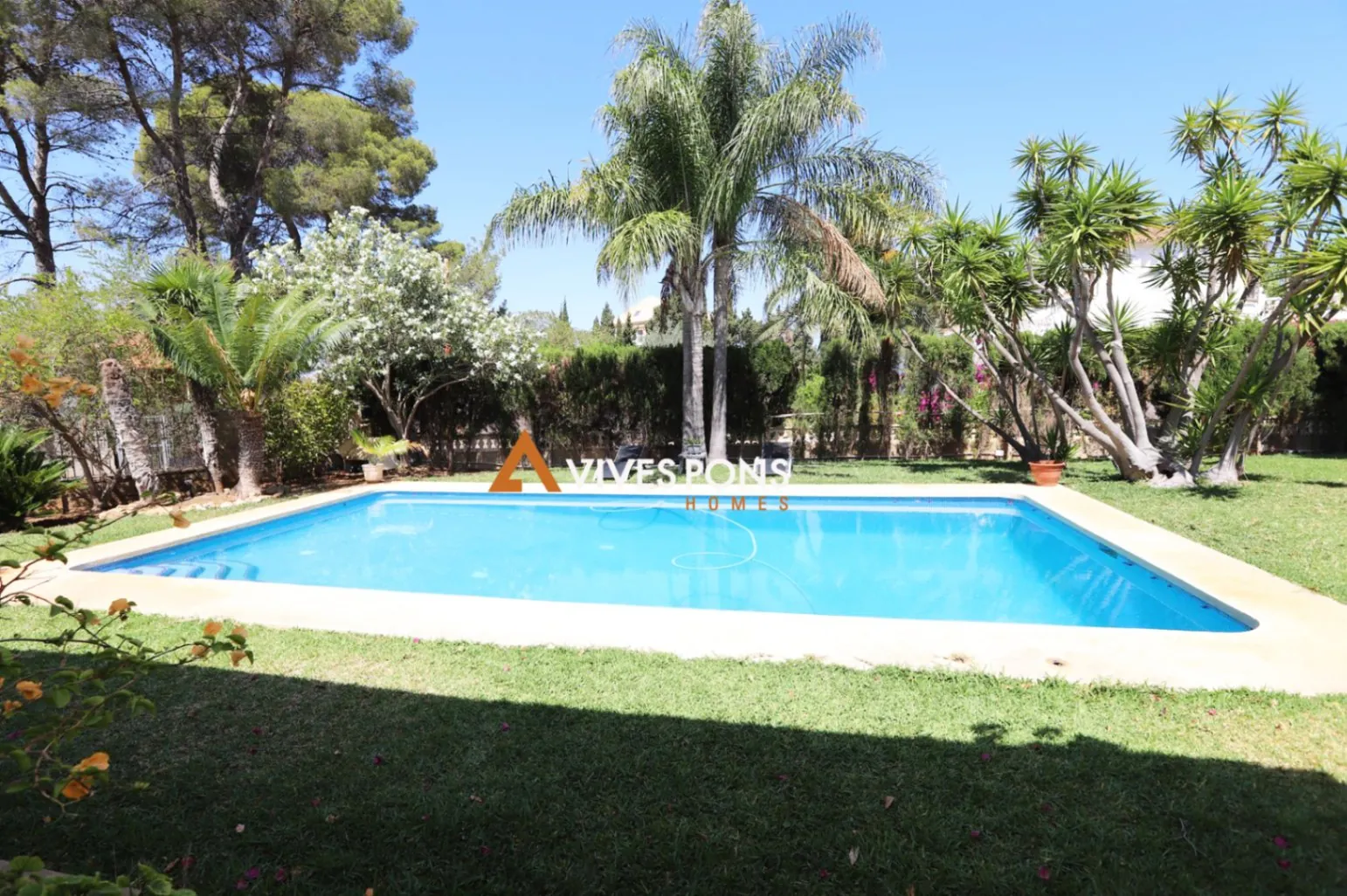 Amplia villa de estilo contemporáneo excelentemente ubicada, Dénia