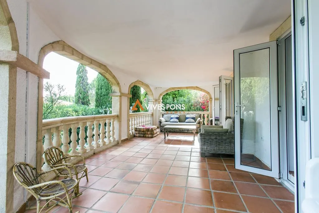 Villa con cinco dormitorios y estudio independiente