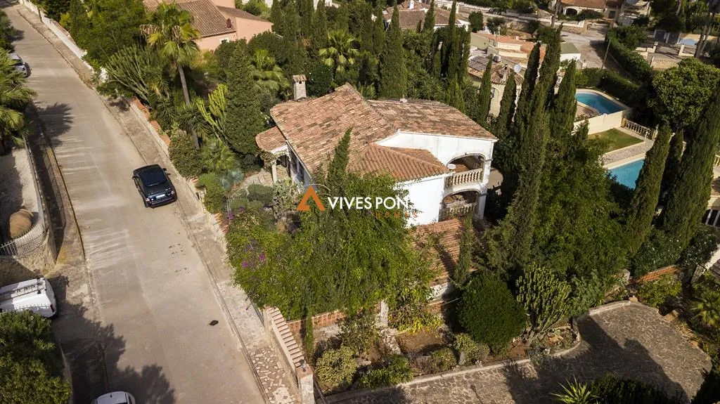 Villa con cinco dormitorios y estudio independiente