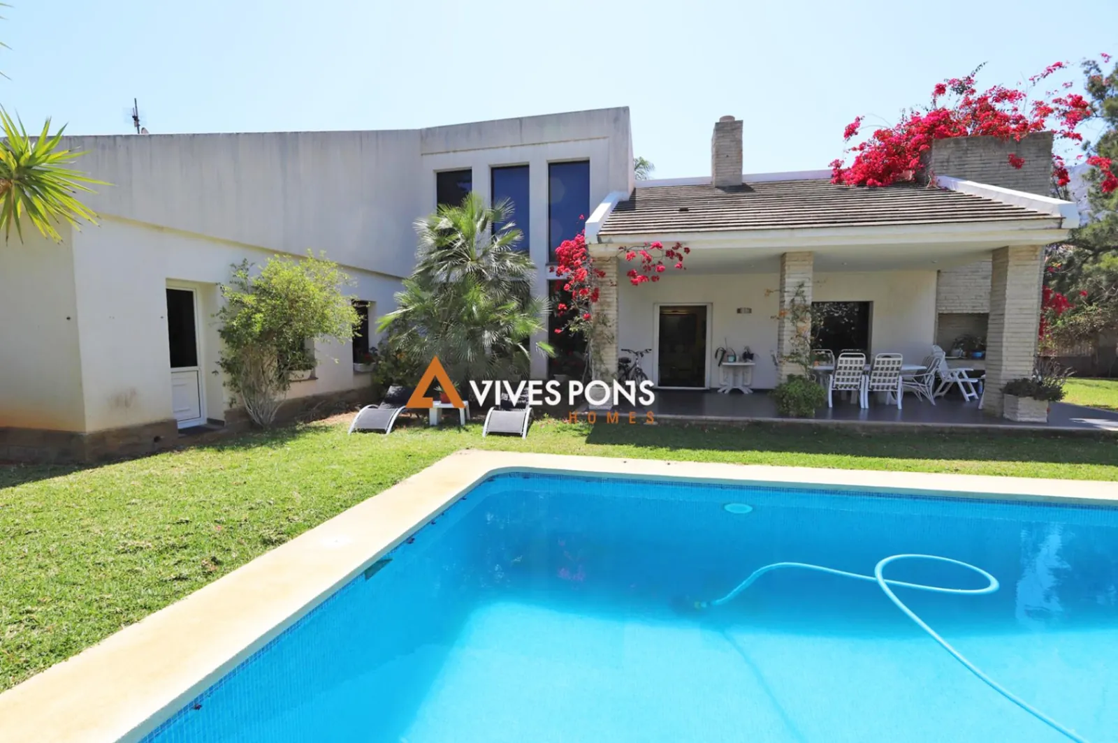 Amplia villa de estilo contemporáneo excelentemente ubicada, Dénia