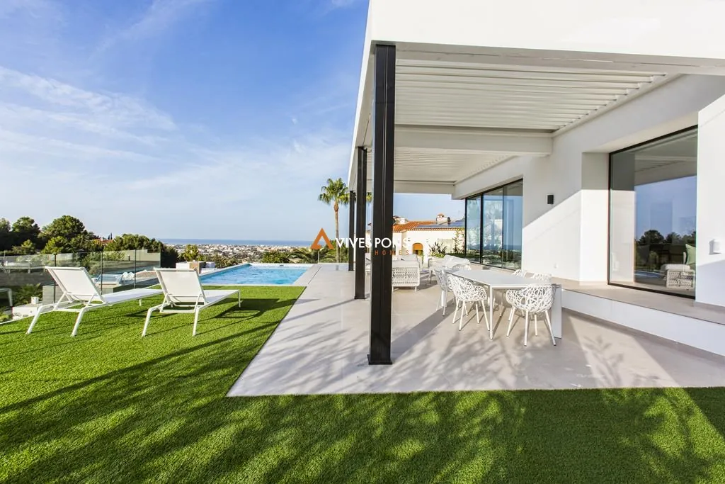 Modern villa with views in Dénia