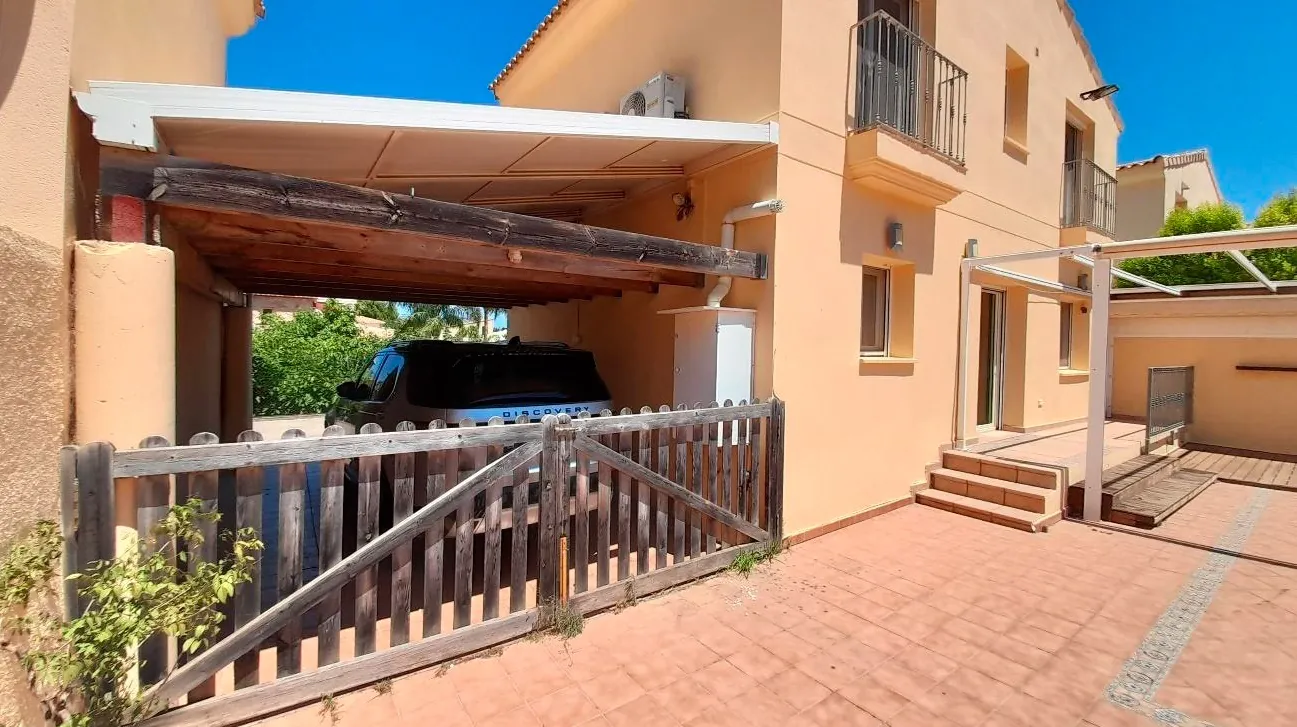 Adosado por pérgola en zona Alquerías de Dénia, a solo 1,5 km del centro