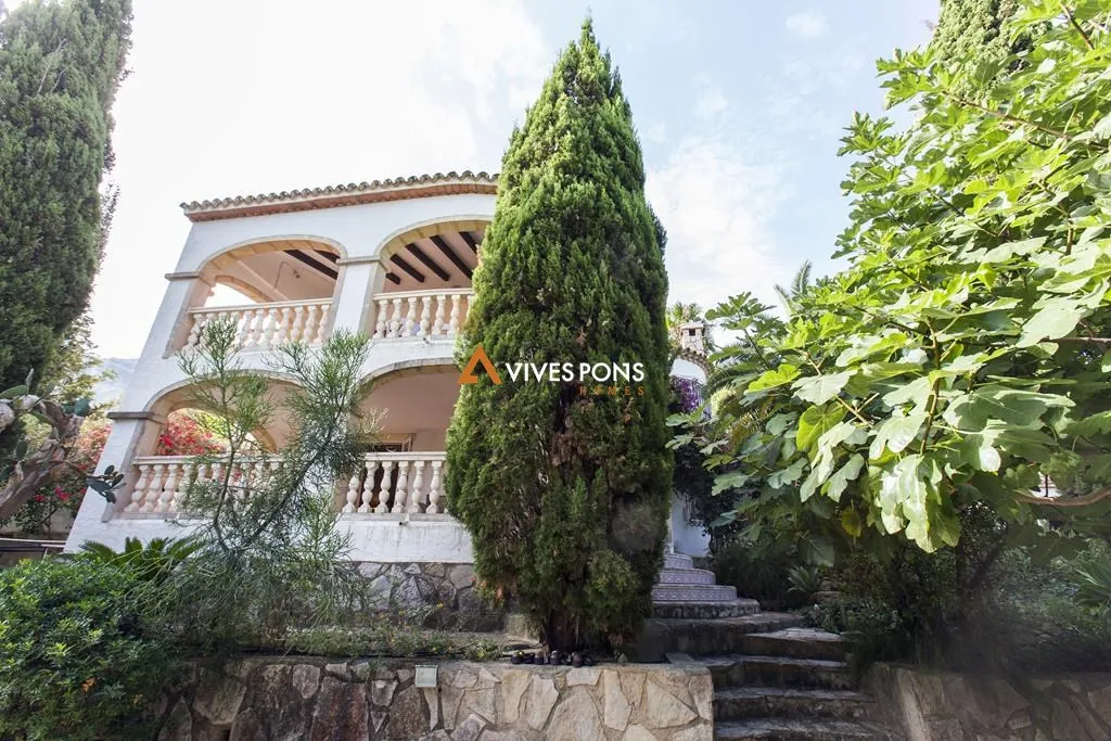 Villa con cinco dormitorios y estudio independiente