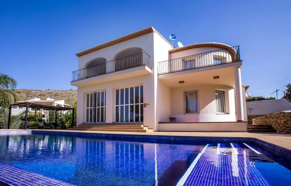 Villa con 4 dormitorios, vistas al Montgó y muy bien ubicada, en Jávea