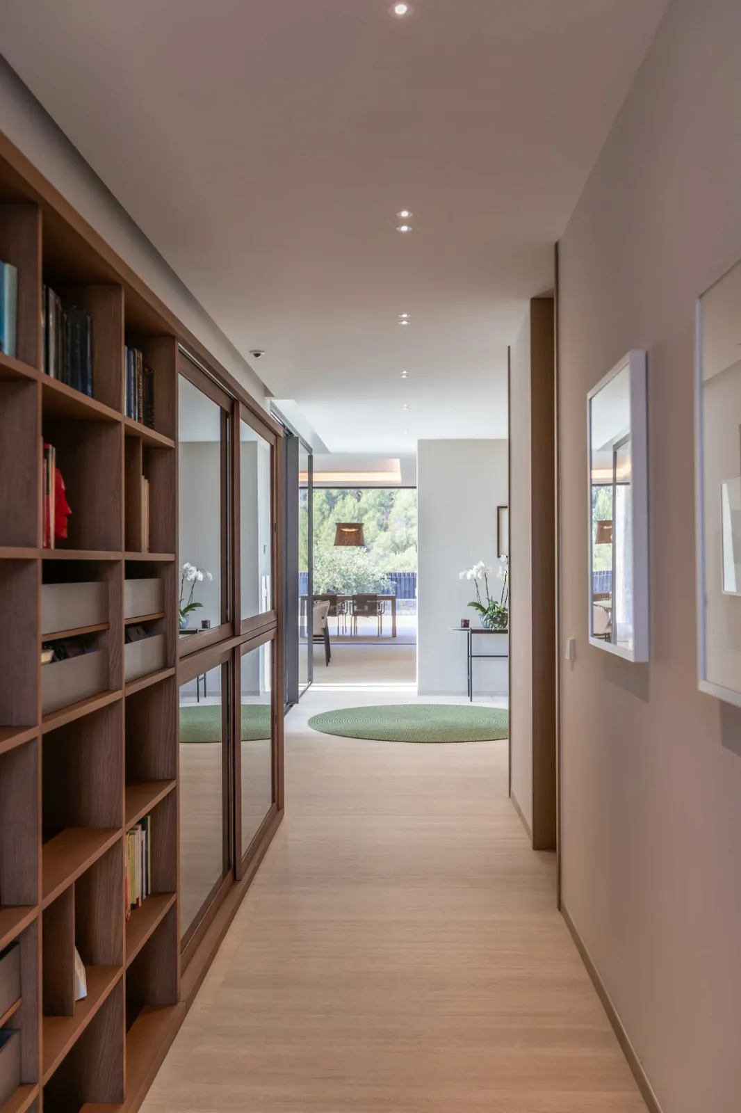 Vivienda contemporánea en una planta integrada con el entorno natural del Montgó