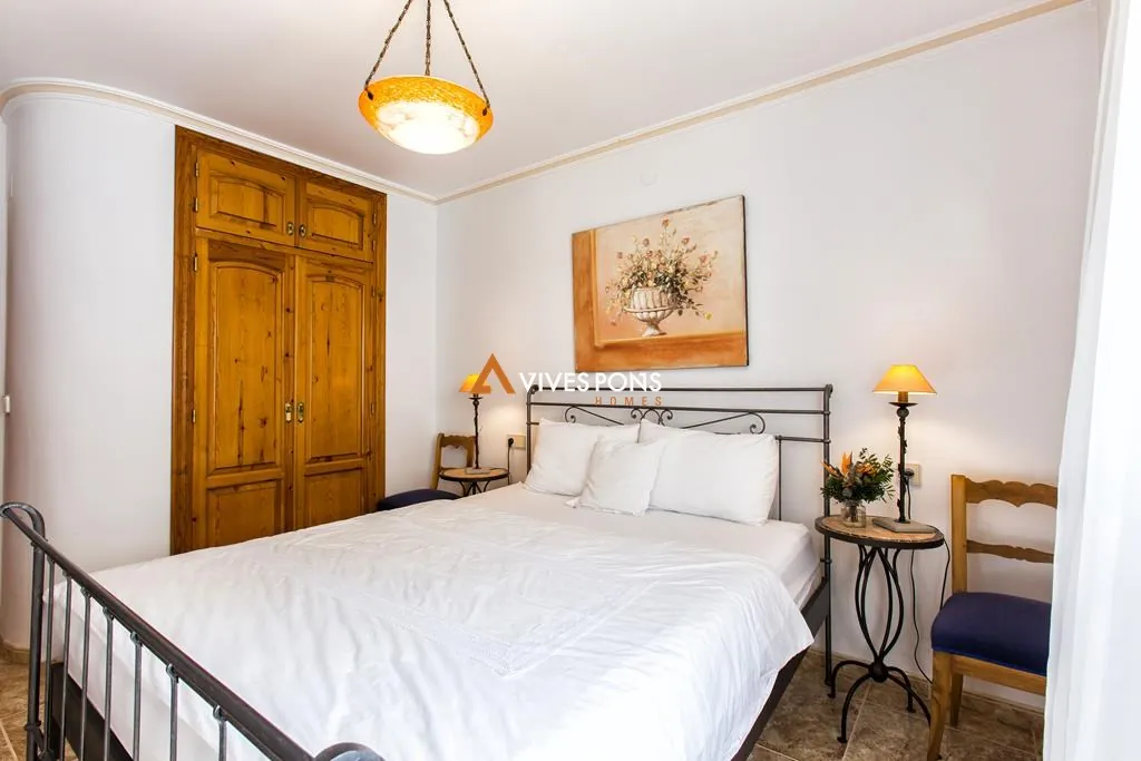 Villa con vistas al mar y al Montgó en Dénia, distribuida en un solo nivel
