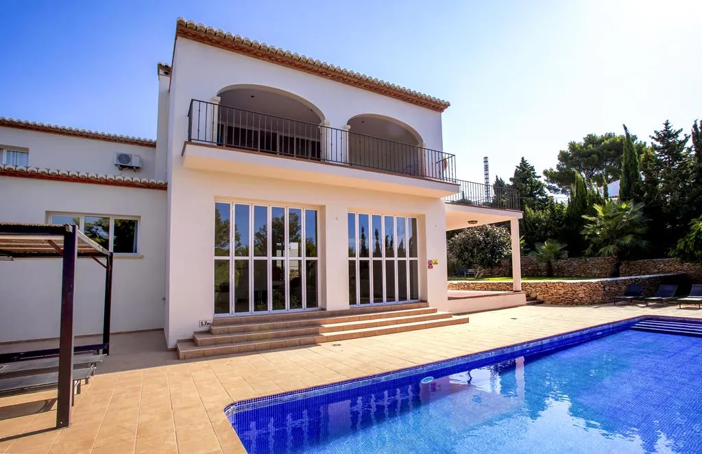 Villa con 4 dormitorios, vistas al Montgó y muy bien ubicada, en Jávea