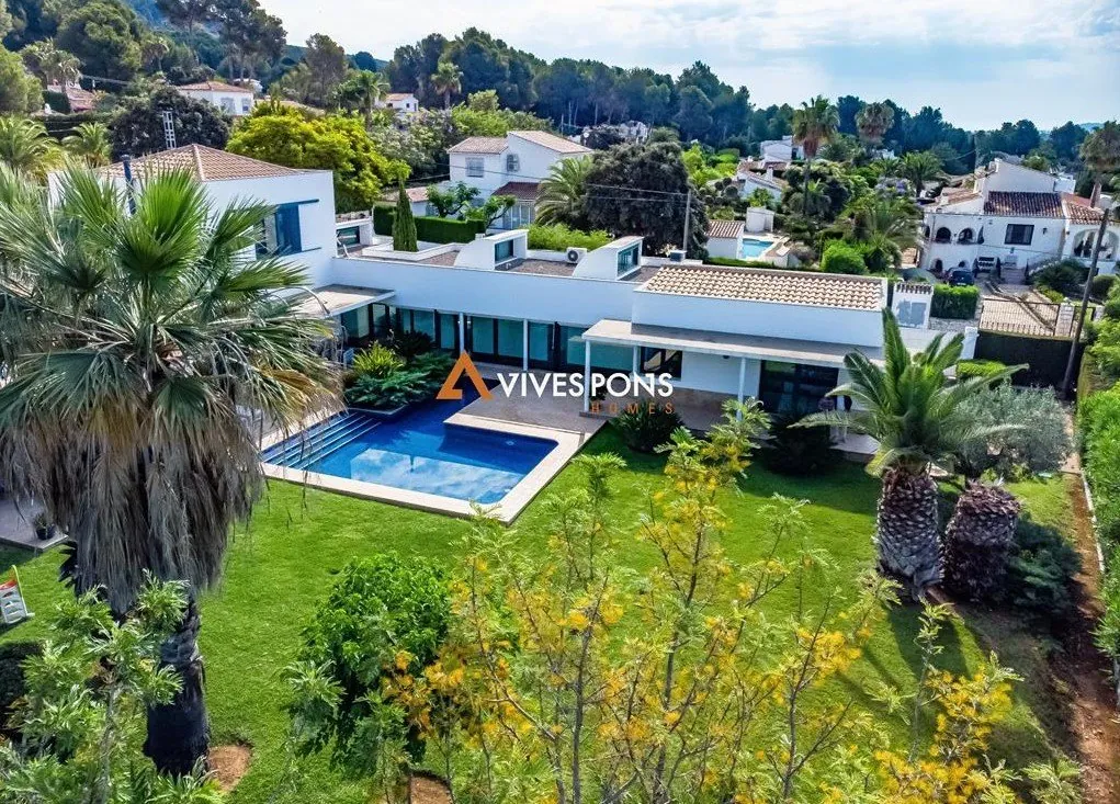 Villa moderna excelentemente ubicada a los pies del Montgó, Jávea