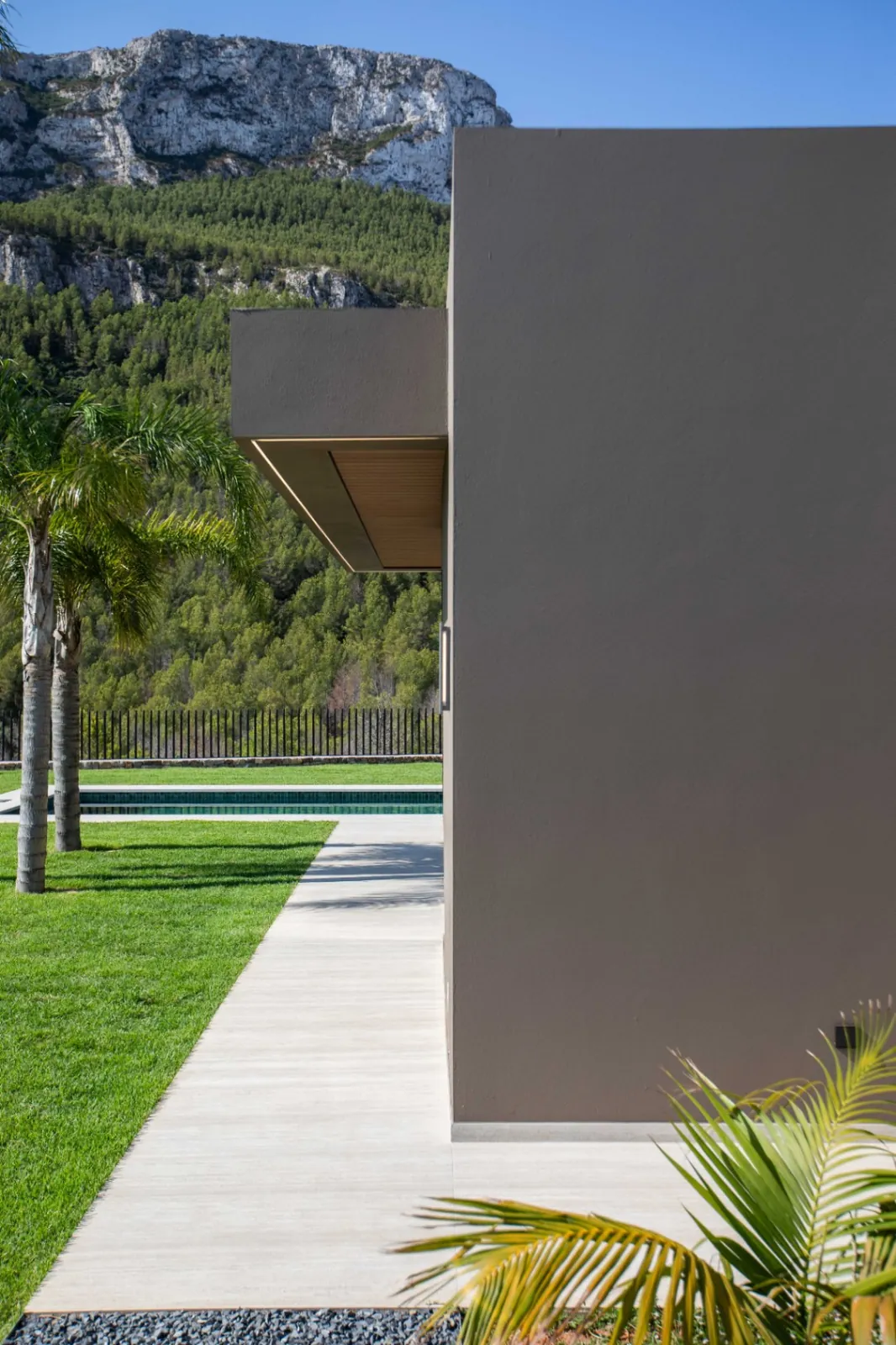 Vivienda contemporánea en una planta integrada con el entorno natural del Montgó