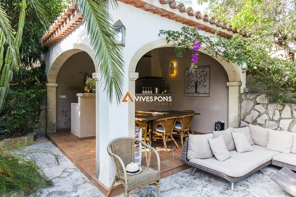 Villa con cinco dormitorios y estudio independiente