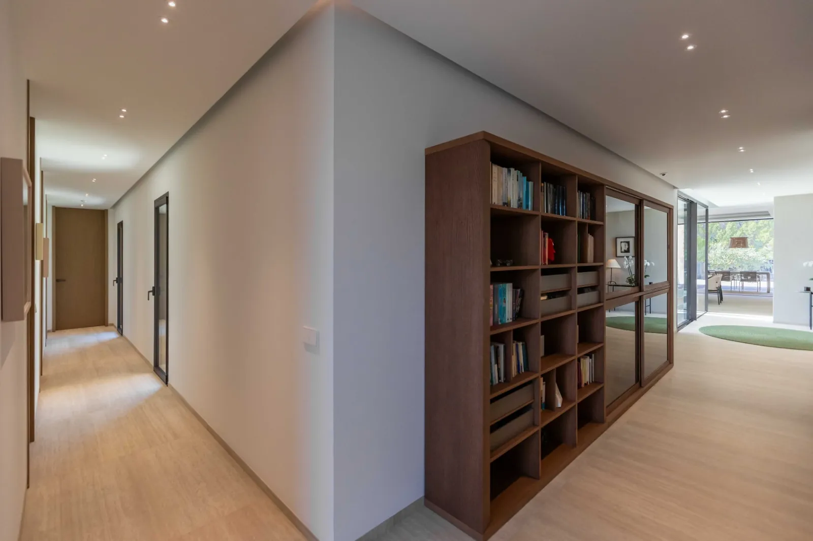 Vivienda contemporánea en una planta integrada con el entorno natural del Montgó