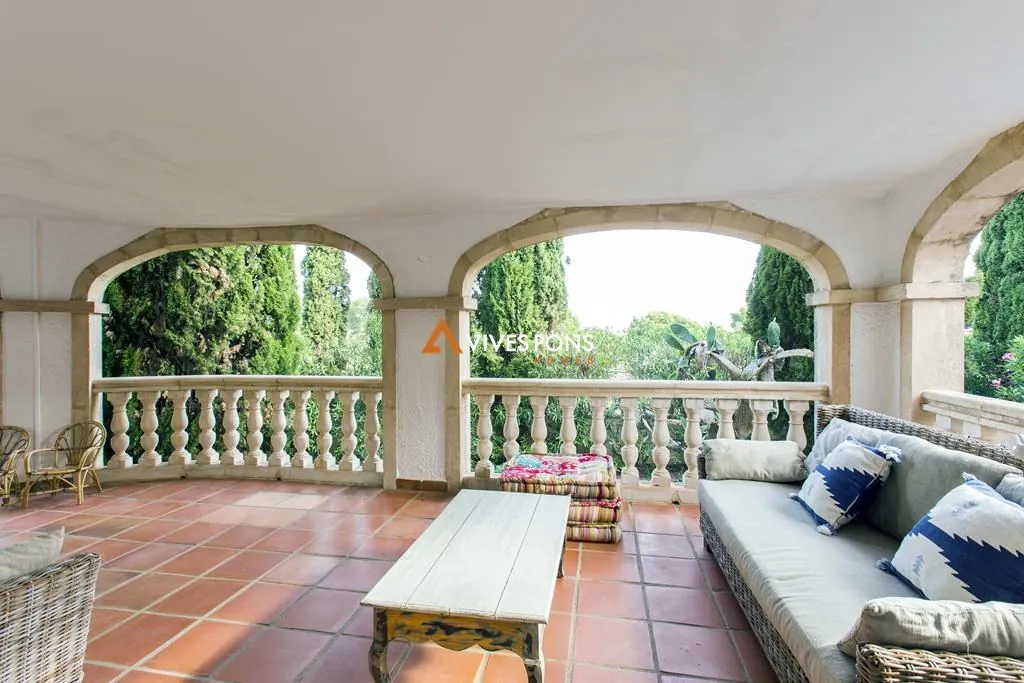 Villa con cinco dormitorios y estudio independiente