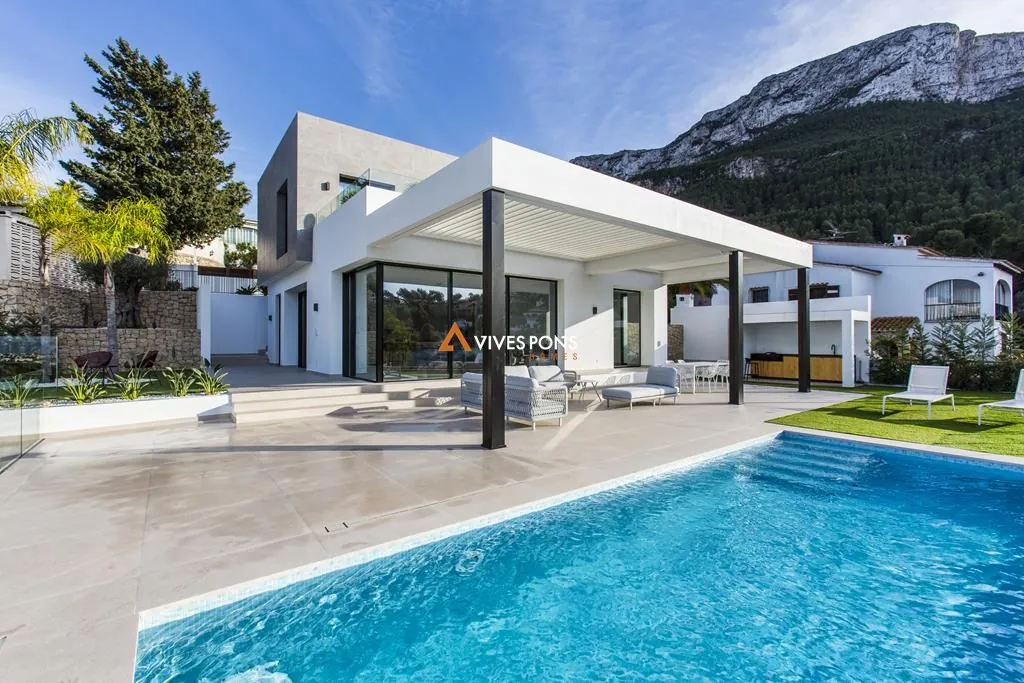 Modern villa with views in Dénia