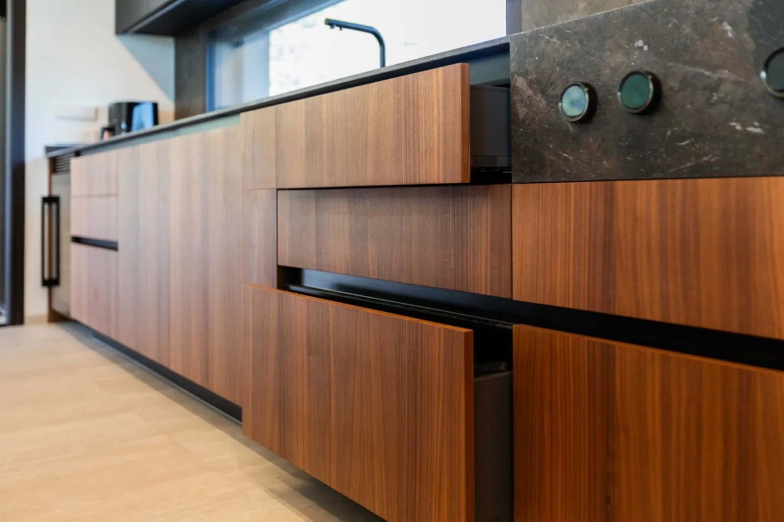 Vivienda contemporánea en una planta integrada con el entorno natural del Montgó
