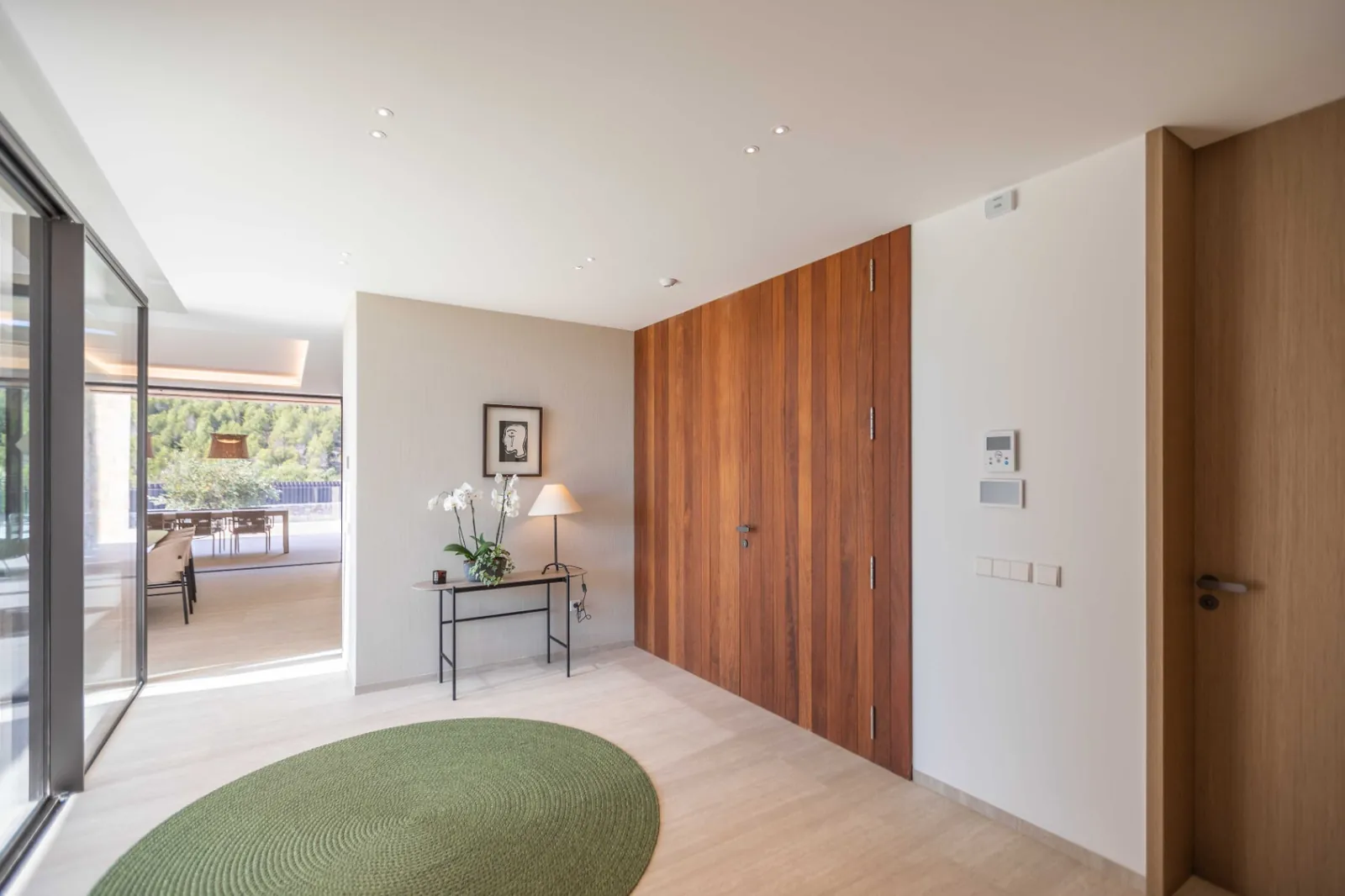 Vivienda contemporánea en una planta integrada con el entorno natural del Montgó