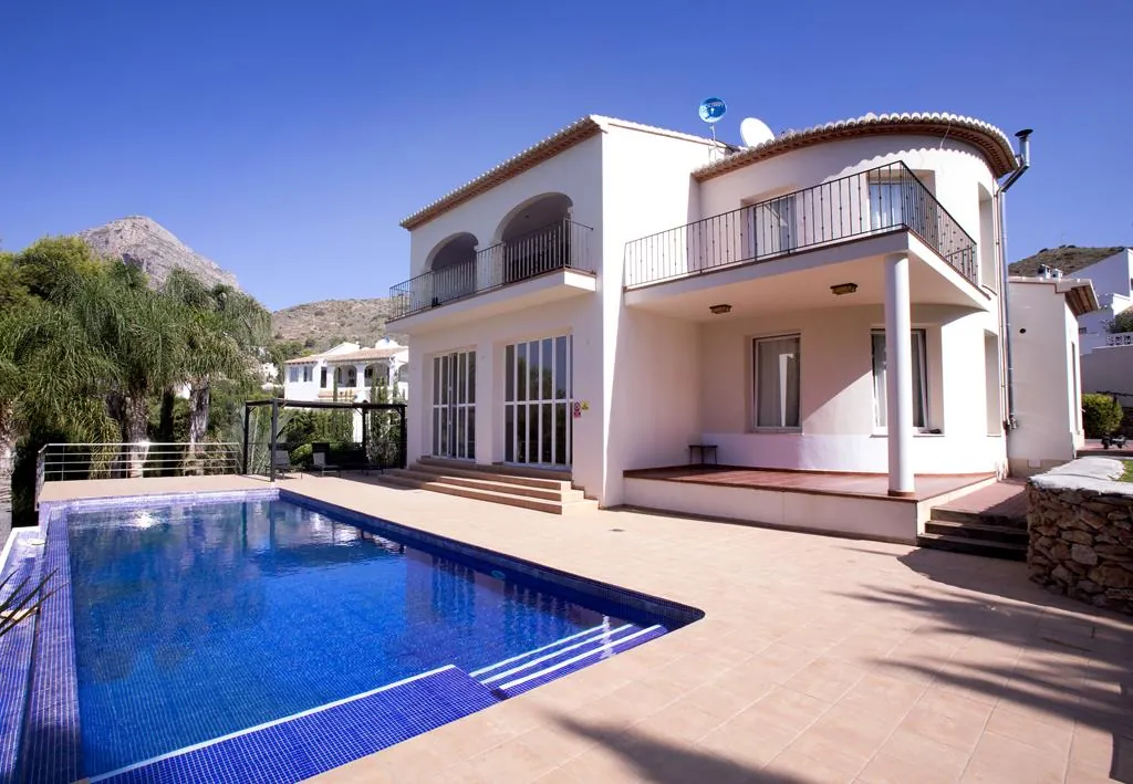Villa con 4 dormitorios, vistas al Montgó y muy bien ubicada, en Jávea