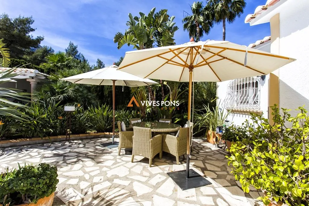 Villa con vistas al mar y al Montgó en Dénia, distribuida en un solo nivel