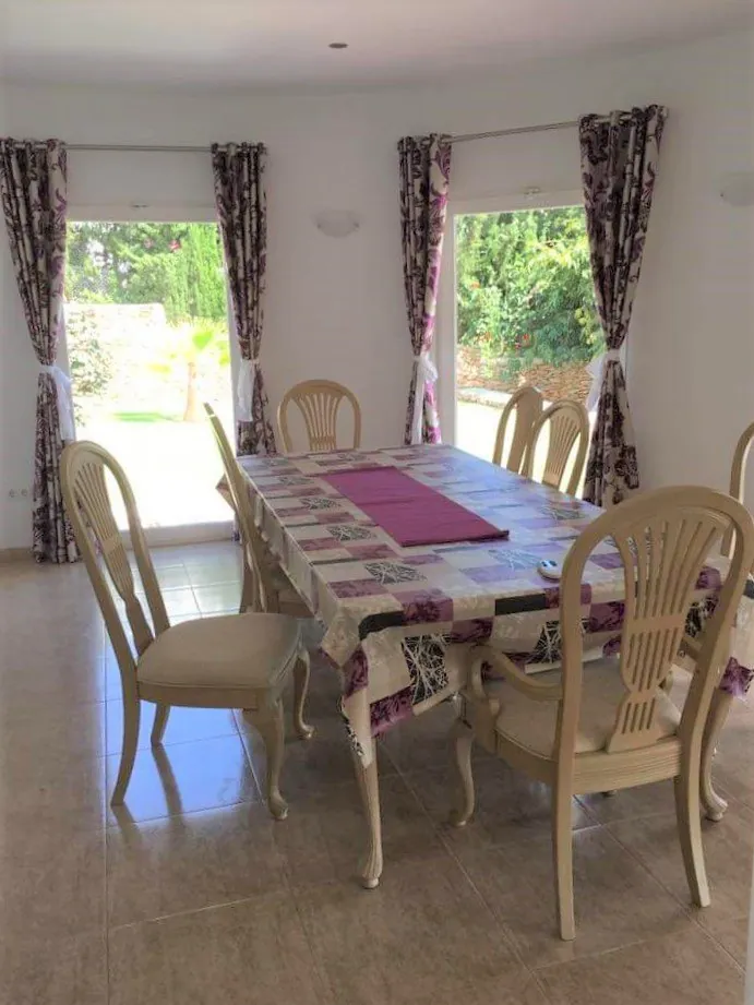 Villa con 4 dormitorios, vistas al Montgó y muy bien ubicada, en Jávea