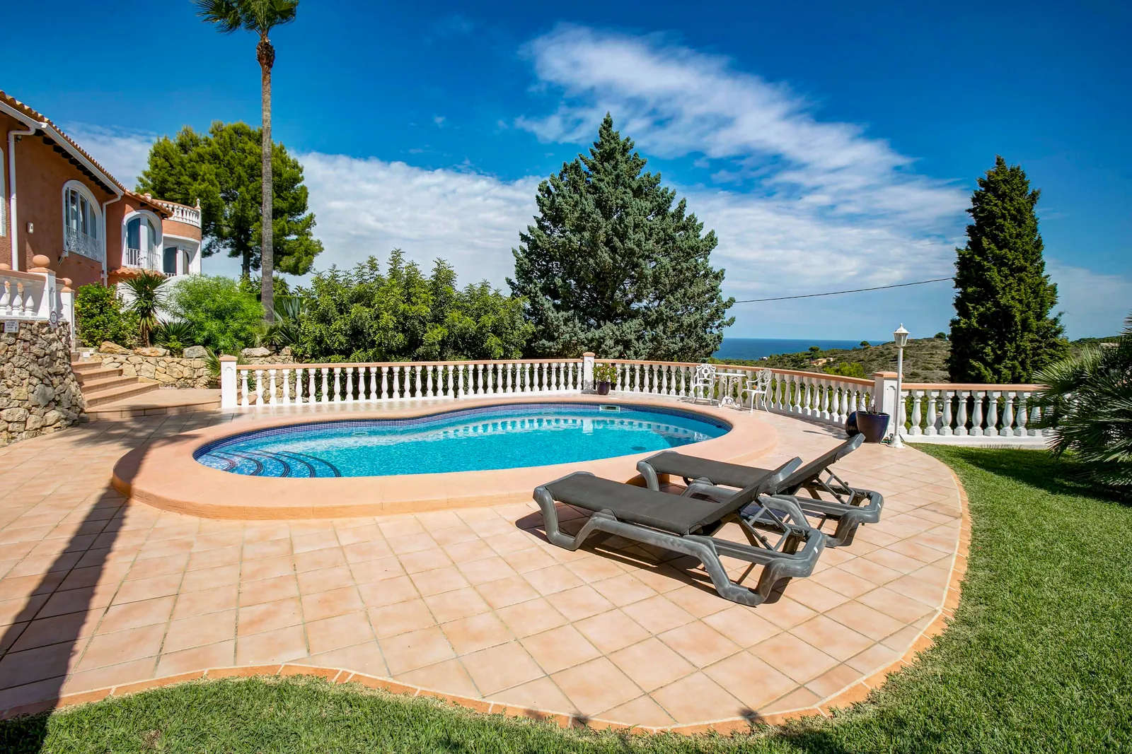 Dénia, Alicante - Villa de cuatro dormitorios con apartamento independiente, vistas al mar y a la montaña, piscina y jardín