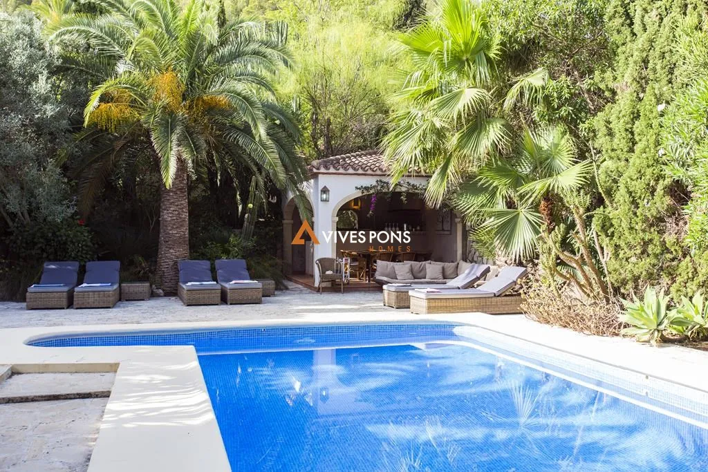 Villa con cinco dormitorios y estudio independiente