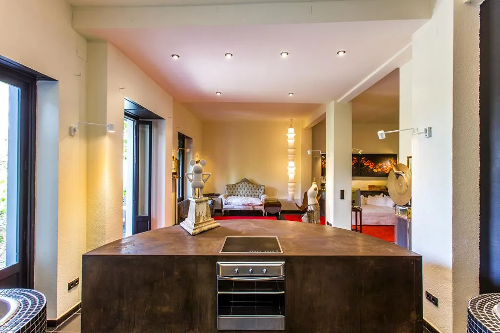 Casa de pueblo de dos plantas y con extenso patio interior, Dénia