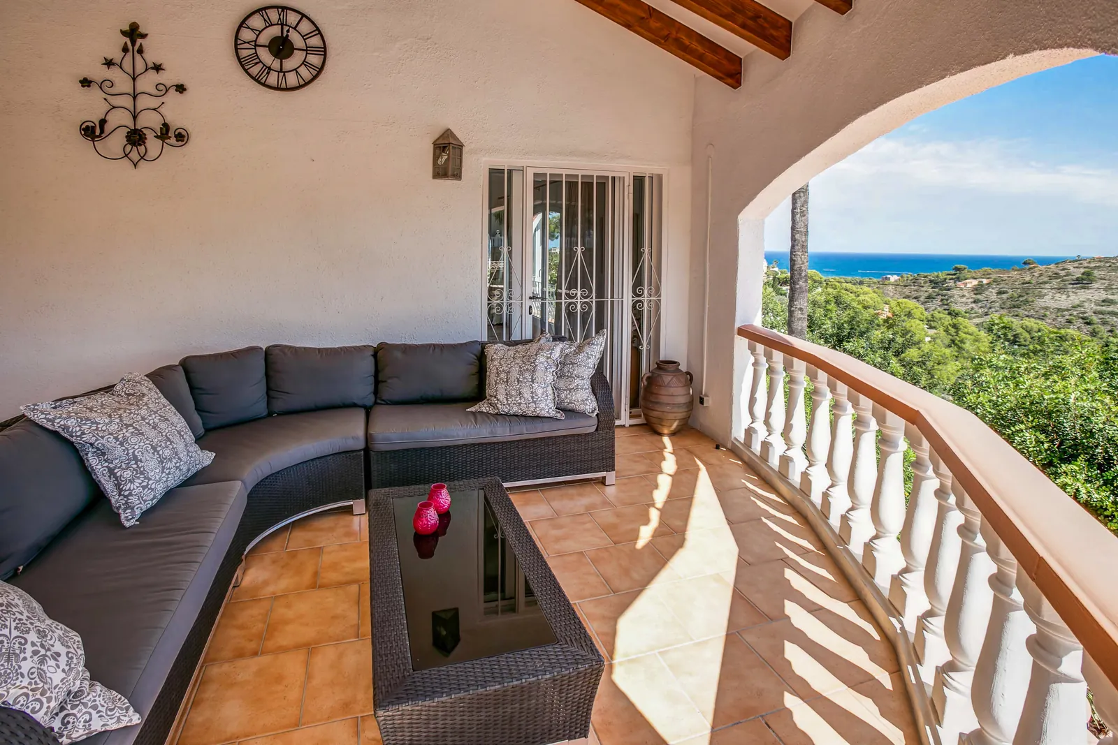 Dénia, Alicante - Villa de cuatro dormitorios con apartamento independiente, vistas al mar y a la montaña, piscina y jardín