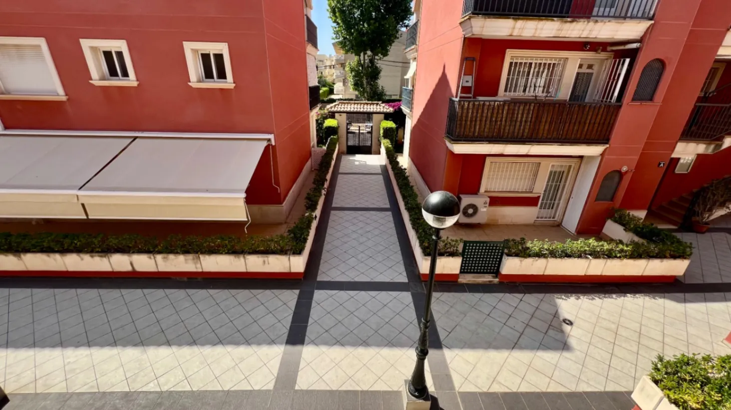 Luminoso apartamento de 3 habitaciones con terraza, piscina y licencia turística - A solo 5 minutos a pie de la playa de Arenal.