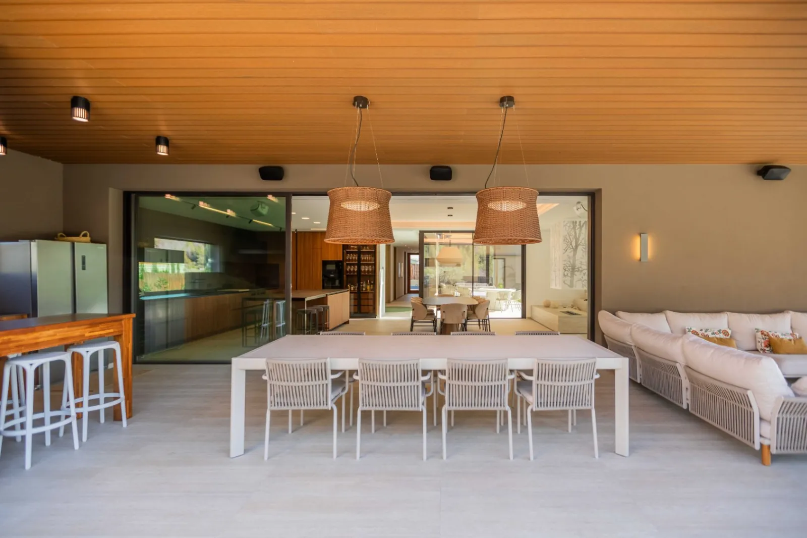 Vivienda contemporánea en una planta integrada con el entorno natural del Montgó