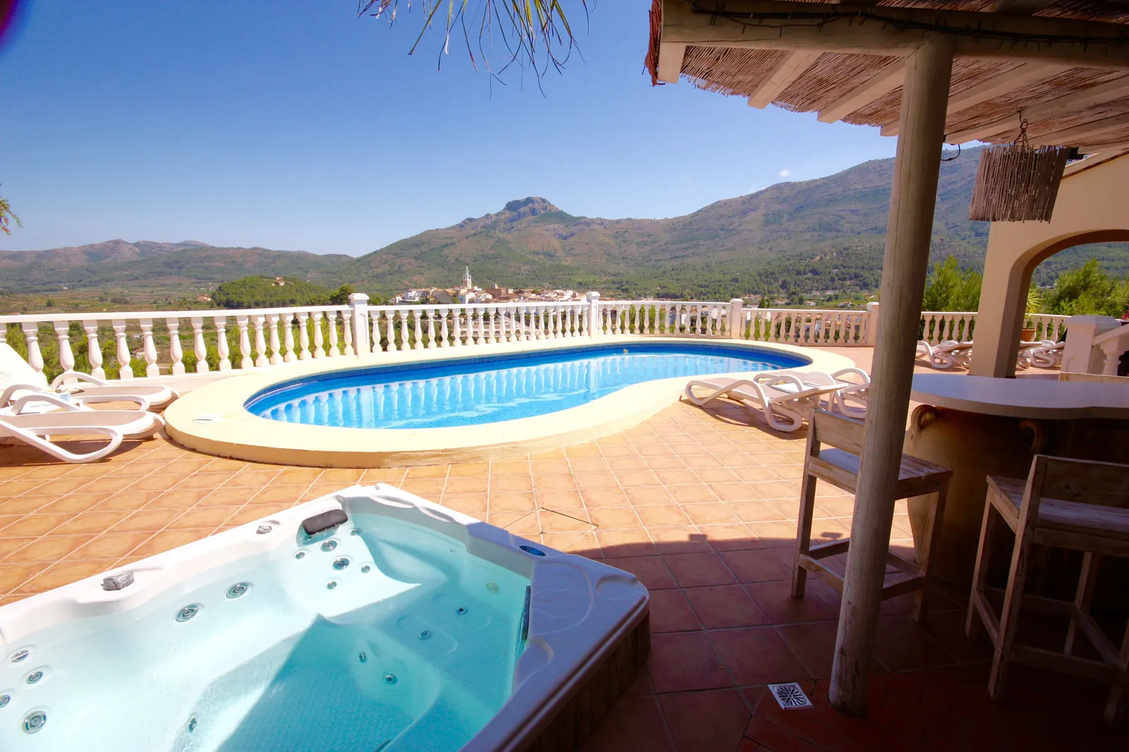 Villa en perfecto estado y con preciosas vistas al valle de Jalón, en Parcent
