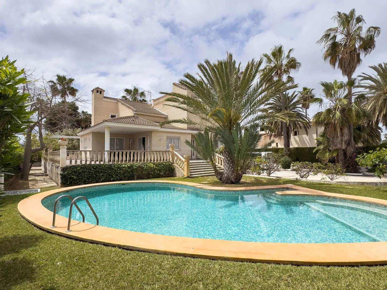 Fantástico chalet unifamiliar con piscina privada y amplias terrazas en Denia