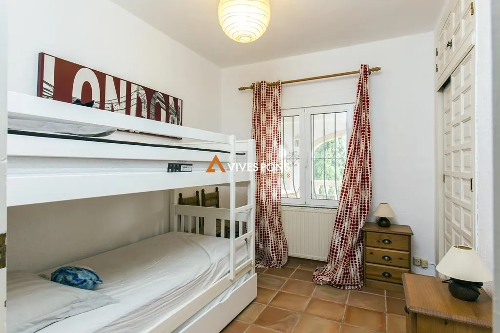 Villa con cinco dormitorios y estudio independiente