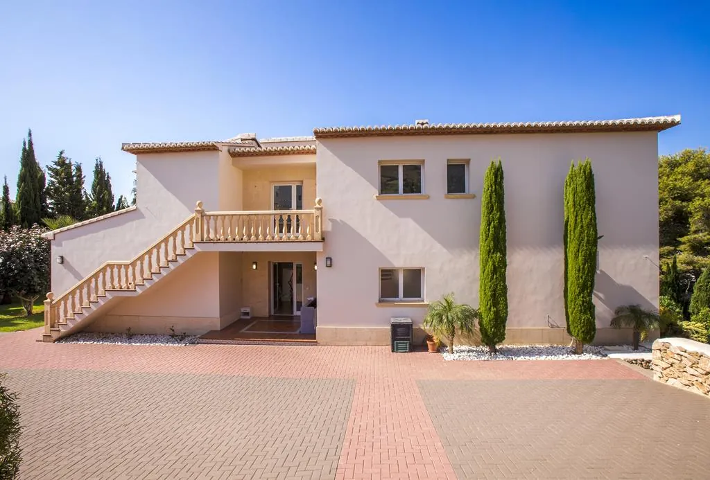 Villa con 4 dormitorios, vistas al Montgó y muy bien ubicada, en Jávea