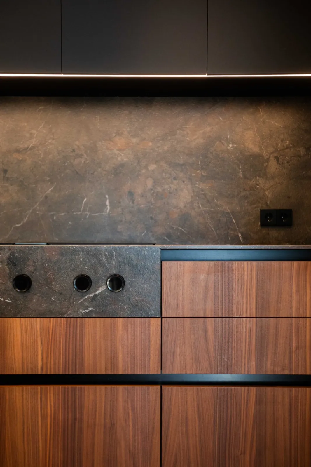 Vivienda contemporánea en una planta integrada con el entorno natural del Montgó