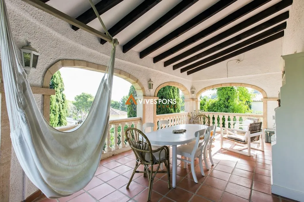 Villa con cinco dormitorios y estudio independiente