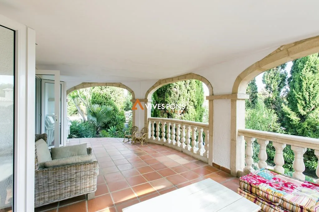 Villa con cinco dormitorios y estudio independiente