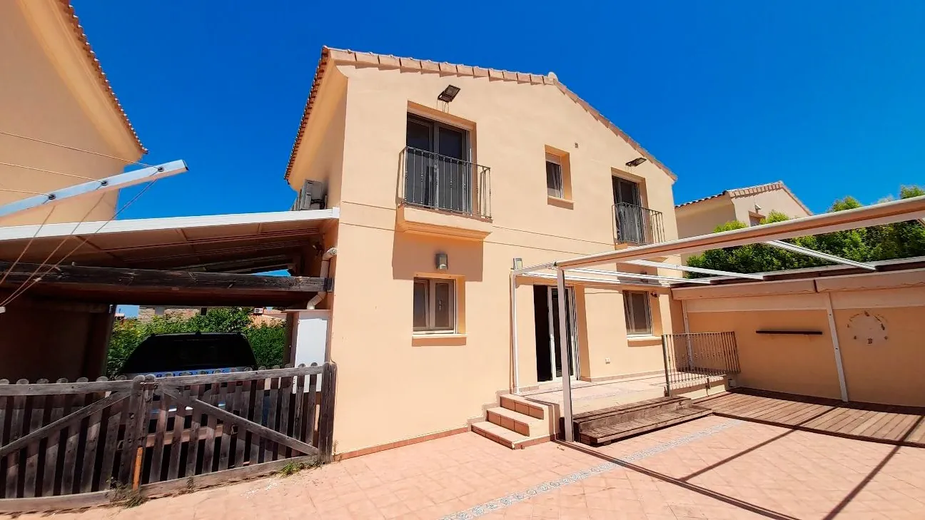 Adosado por pérgola en zona Alquerías de Dénia, a solo 1,5 km del centro